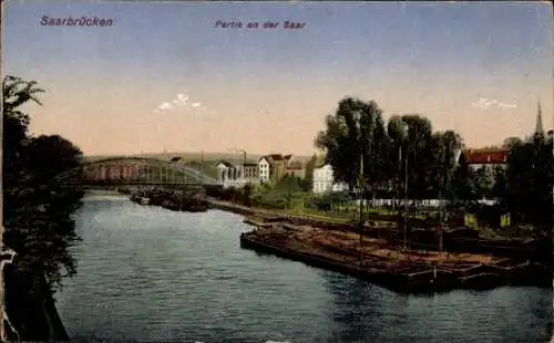 Ak Saarbrücken im Saarland, Brücke, Flussansicht, Häuser, Bäume, Himmel