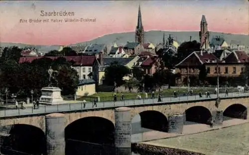 Ak Saarbrücken im Saarland, Alte Brücke, Kaiser Wilhelm-Denkmal, Häuser, Menschen