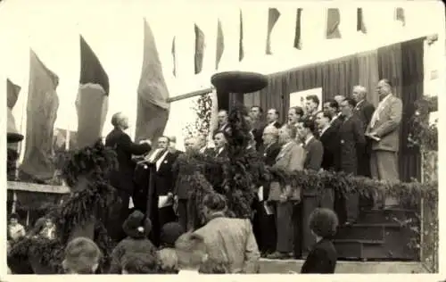 Ak Crimmitschau in Sachsen, Gruppenfoto, Reden, Flaggen, festliche Veranstaltung, möglicherwei...