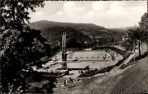 Ak Bad Kissingen Unterfranken Bayern, Schwimmbad-Anlagen, Sprungturm, Schwimmer im Wasser, Ber...