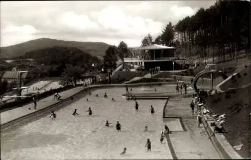 Ak Bad Kissingen Unterfranken Bayern, Schwimmbad, Besucher im Wasser, modernes Gebäude im Hint...