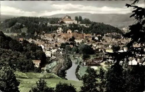 Ak Kronach in Oberfranken, Hügelige Stadtlandschaft, Burg auf dem Berg, Flusslauf mit Häusern