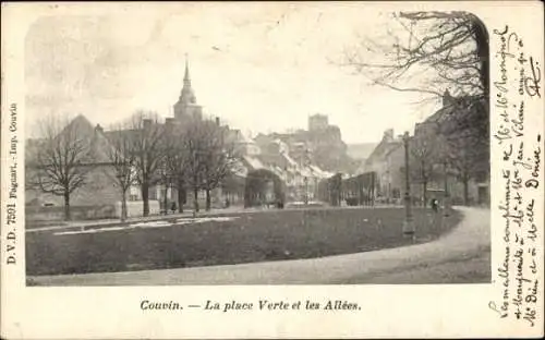 Ak Couvin Wallonien Namur, Historische Stelle in  Bäume, Gebäude, Dorfplatz