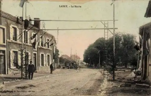 Ak Labry Lothringen Meurthe et Moselle, La Mairie, Strasse mit Bäumen, Flaggen, historische Ge...