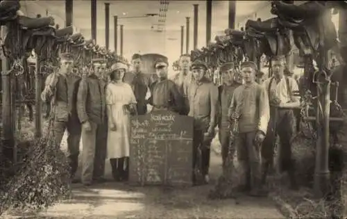 Foto Ak Deutsche Soldaten in Uniform, Pferdestall, Stallwache, Sättel, Reisigbesen