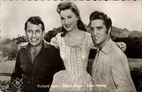 Ak Elvis Presley, Schauspieler Richard Egon, Debra Paget, Pulverdampf und heiße Lieder