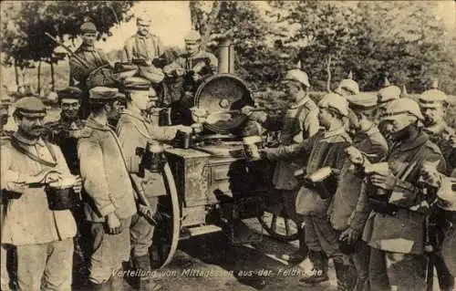 Ak Verteilung von Mittagessen aus der Feldküche, Deutsche Soldaten, I. WK