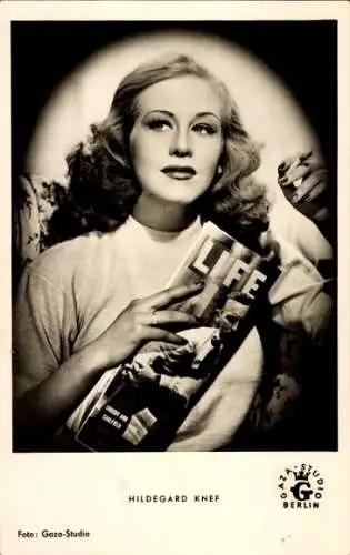 Ak Schauspielerin und Sängerin Hildegard Knef, Life Magazine, Portrait mit Zigarette
