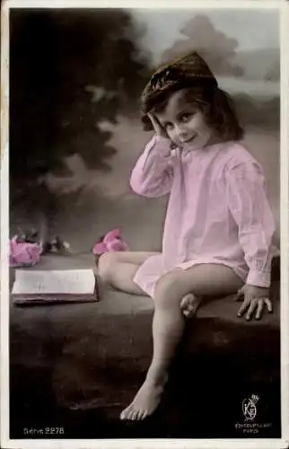 Ak Mädchen-Porträt, Buch, Blumen