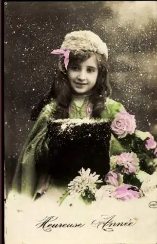 Ak Glückwunsch Neujahr, Mädchen mit Pelzmütze und Blumenstrauß