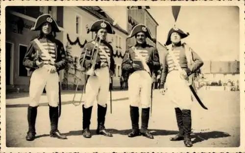 Ak Vier Männer in Kostümen, Uniform, Portrait