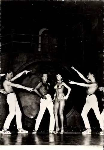 Foto Tänzer, barbusige Frau, Erotik