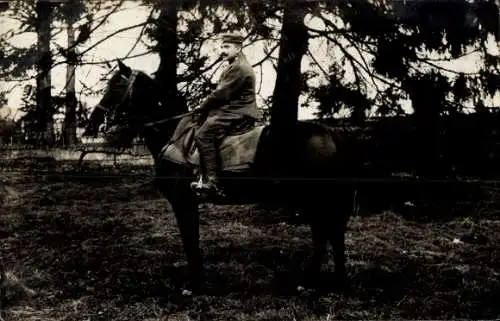 Foto Soldat auf dem Pferd sitzend