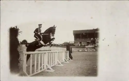 Foto Ak Springreiten, Mann in Uniform, Hürde, Pferd