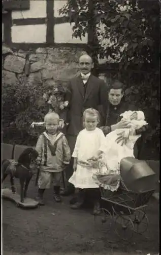 Foto Ak Familienbild, Eltern, Kinder, Kinderwagen, Spielzeug
