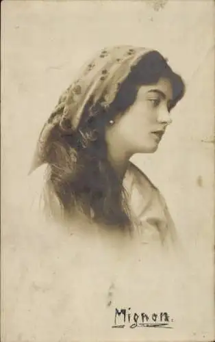 Ak Mignon, Portrait im Profil