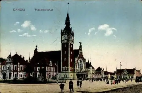 Ak Gdańsk Danzig, Hauptbahnhof, historische Architektur, Leute auf dem Platz, Wolken am Himmel