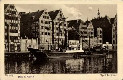 Ak Gdańsk Danzig, Speicherinsel, historische Gebäude, Dampfer im Hafen, schwarz-weiß Fotografie