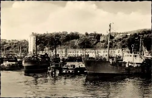 Ak Sassnitz auf der Insel Rügen, Im Fischereihafen