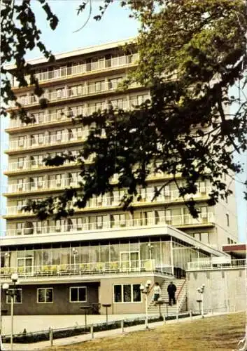 Ak Reichenbach Haselbachtal Sachsen, Hotelgebäude, neunstöckig, moderne Architektur, umgeben v...