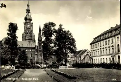 Ak Hansestadt Greifswald, Rubenow-Platz, Kirchturm, Bäume, alte Gebäude, Garten