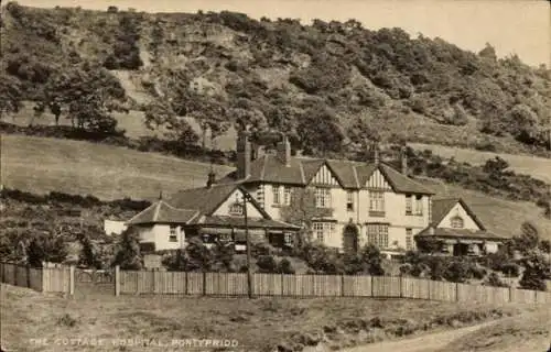 Ak Pontypridd Wales, Cottage Hospital,  Stilisierte Architektur, Landschaft, Zaun