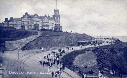 Ak Douglas Isle of Man, Gebäude am Hang, Straße mit Schienen, Spaziergänger, Küstenblick, King...