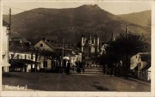 Ak Haindorf in Niederösterreich, Straßenansicht von  Berge im Hintergrund, historische Gebäude