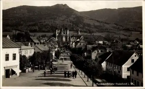 Foto Ak Hejnice Haindorf Reg. Reichenberg, Allee zur Kirche, Passanten