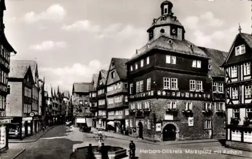 Ak Herborn in Hessen, Marktplatz, Rathaus, historische Gebäude, Straßenansicht, Schwarz-Weiß-F...