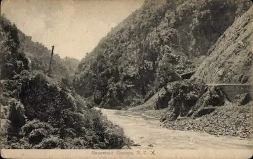 Ak Manawatu Gorge Neuseeland, Schlucht mit Fluss, umgeben von Bergen, Schwarz-Weiß-Foto