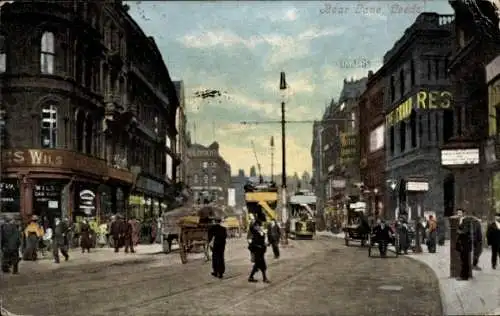 Ak Leeds Yorkshire England, Boar Lane,  Geschäfte, Straßenverkehr, historische Postkarte