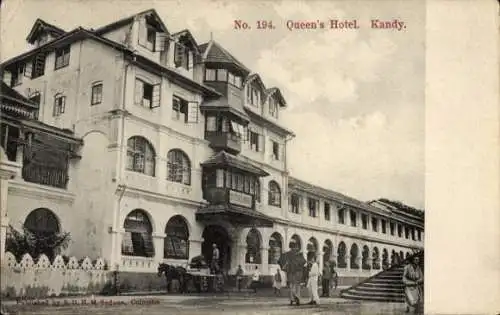 Ak Kandy Sri Lanka Ceylon, Queen's Hotel  Koloniales Gebäude, Menschen, Pferdewagen