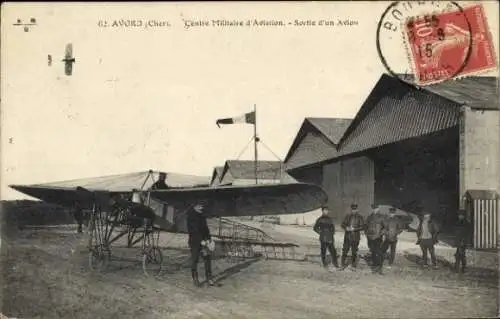 CPA Avord Cher, Centre Militaire d'Aviation, Sortie d'un Avion