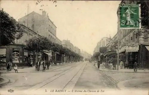 Ak Le Raincy Seine Saint Denis, Straße mit Geschäften, Sicht auf Schienen, historische Archite...