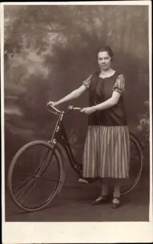 Foto Ak Frau mit Fahrrad, Portrait