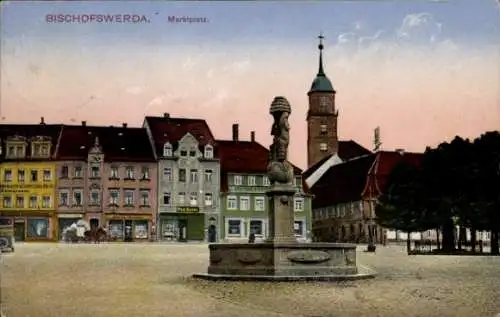 Ak Bischofswerda in Sachsen, Marktplatz, Brunnen, historische Gebäude, Kirchturm, Florale Elem...