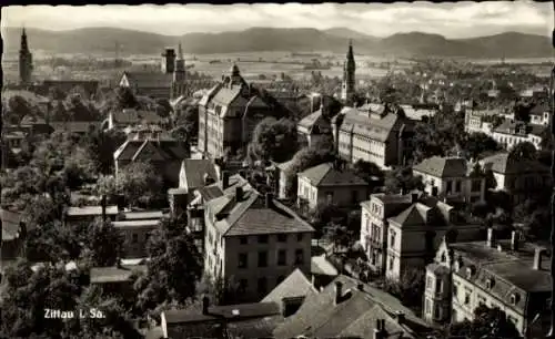 Ak Zittau in Sachsen, Stadtansicht, Gebäude, Berge im Hintergrund, alte Architektur