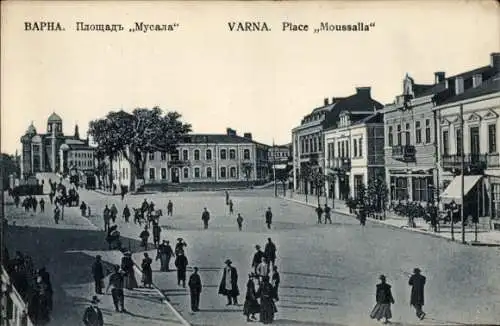 Ak Warna Varna Bulgarien, Platz Moussalla, viele Menschen, Gebäude im Hintergrund, historische...