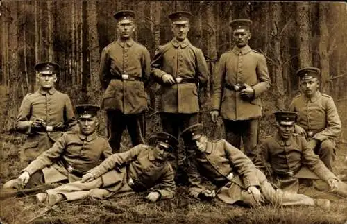 Ak Soldaten in Uniformen, Gruppenbild
