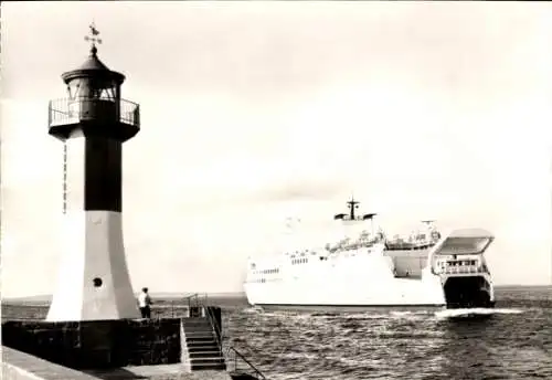 Ak Sassnitz auf Rügen, Jasmund, Hengst, DDR-Fährschiff Rügen an der Molenspitze