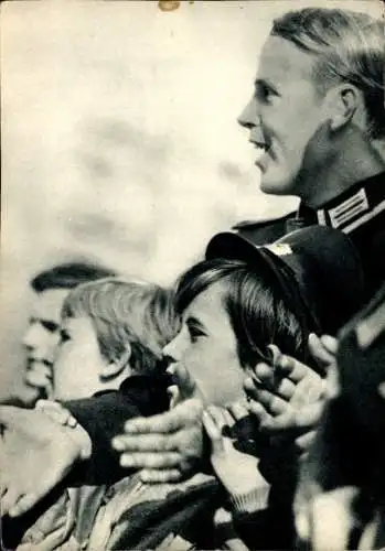 Ak Tag der Nationalen Volksarmee, Kinder, Junger Mann in Uniform