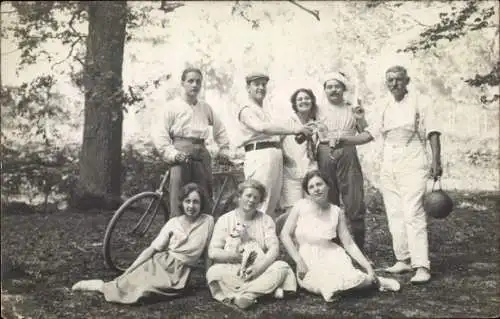 Foto Ak Frauen und Männer, Gruppenbild, Fahrrad