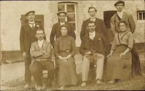 Foto Ak Frauen und Männer, Gruppenbild