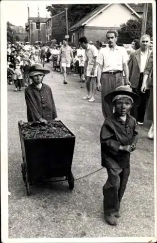 Foto Fest, Festzug, Zwei Jungen ziehen einen Wagen mit Kohlen