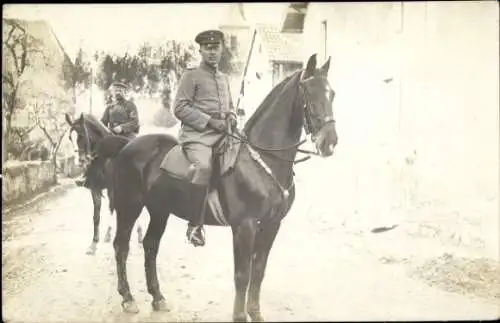 Foto Ak Kaiserlicher Kavallerist zu Pferde im Feld
