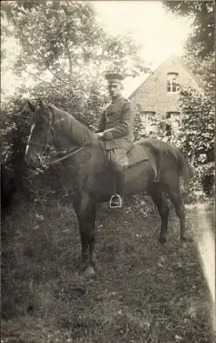 Foto Ak Soldat in Uniform zu Pferde