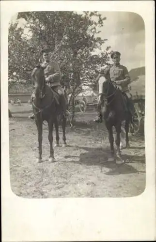 Ak Hoppegarten in Brandenburg, Zwei berittene Soldaten vor Bäumen und einer Wiese