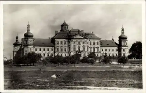 Ak Olmütz, Blick auf das Schloss, Wiese, Bäume, Feld