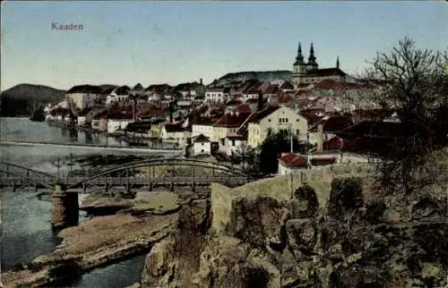 Ak Kaaden in Region Aussig, Blick zum Ort mit Brücke und Kirche mit Fluss Eger